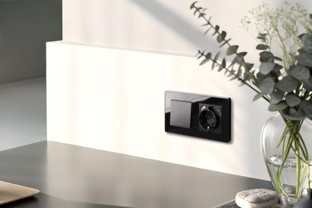 Выключатель кнопочный 1-клавишный 10А/250В с LED подсветкой, изогнутый, черный Kollinger REA-R-013BK для Aspekt, Eleganz, Reflex